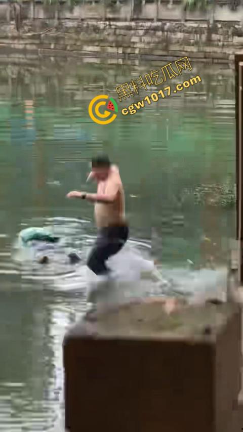 重庆湖边惊魂:绝望女子跳湖,勇敢路人生死救美,惊险拯救,揪心一刻,心跳加速,惊险刺激!