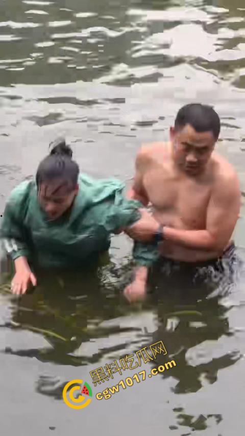 重庆湖边惊魂:绝望女子跳湖,勇敢路人生死救美,惊险拯救,揪心一刻,心跳加速,惊险刺激!