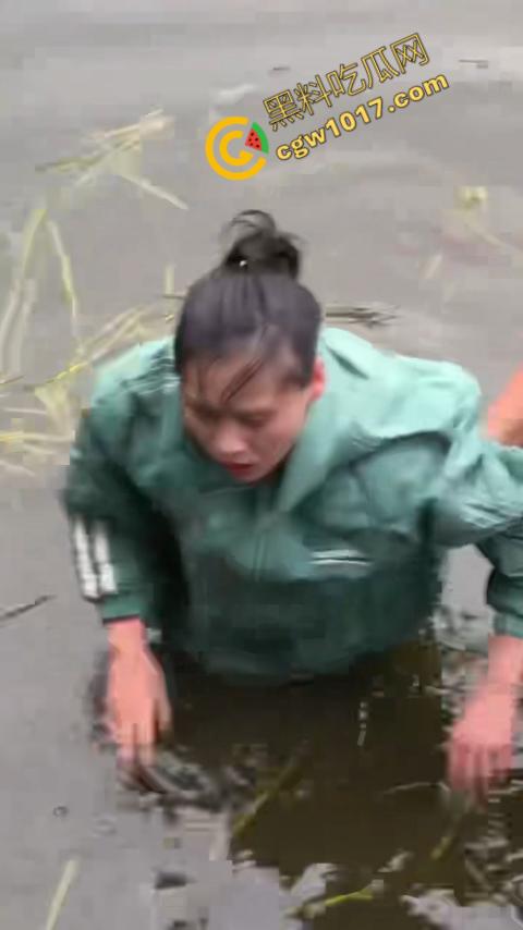 重庆湖边惊魂:绝望女子跳湖,勇敢路人生死救美,惊险拯救,揪心一刻,心跳加速,惊险刺激!