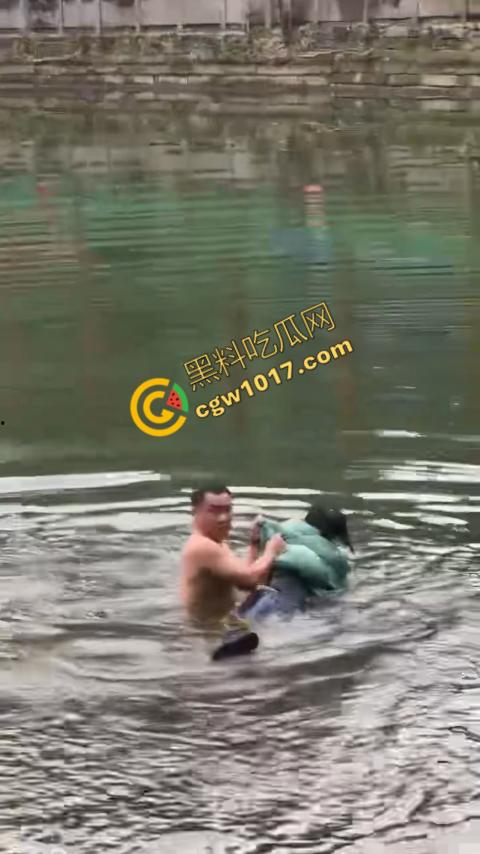 重庆湖边惊魂:绝望女子跳湖,勇敢路人生死救美,惊险拯救,揪心一刻,心跳加速,惊险刺激!
