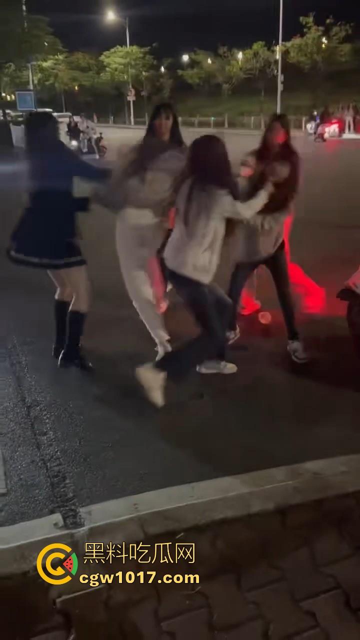 广东潮汕精神小妹街头火拼!多人围殴两人,扯头脚踢肚子跟下体,打得有来有回,好看精神小妹打架观赏性就很足!