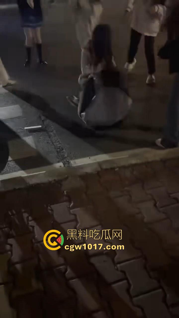 广东潮汕精神小妹街头火拼!多人围殴两人,扯头脚踢肚子跟下体,打得有来有回,好看精神小妹打架观赏性就很足!