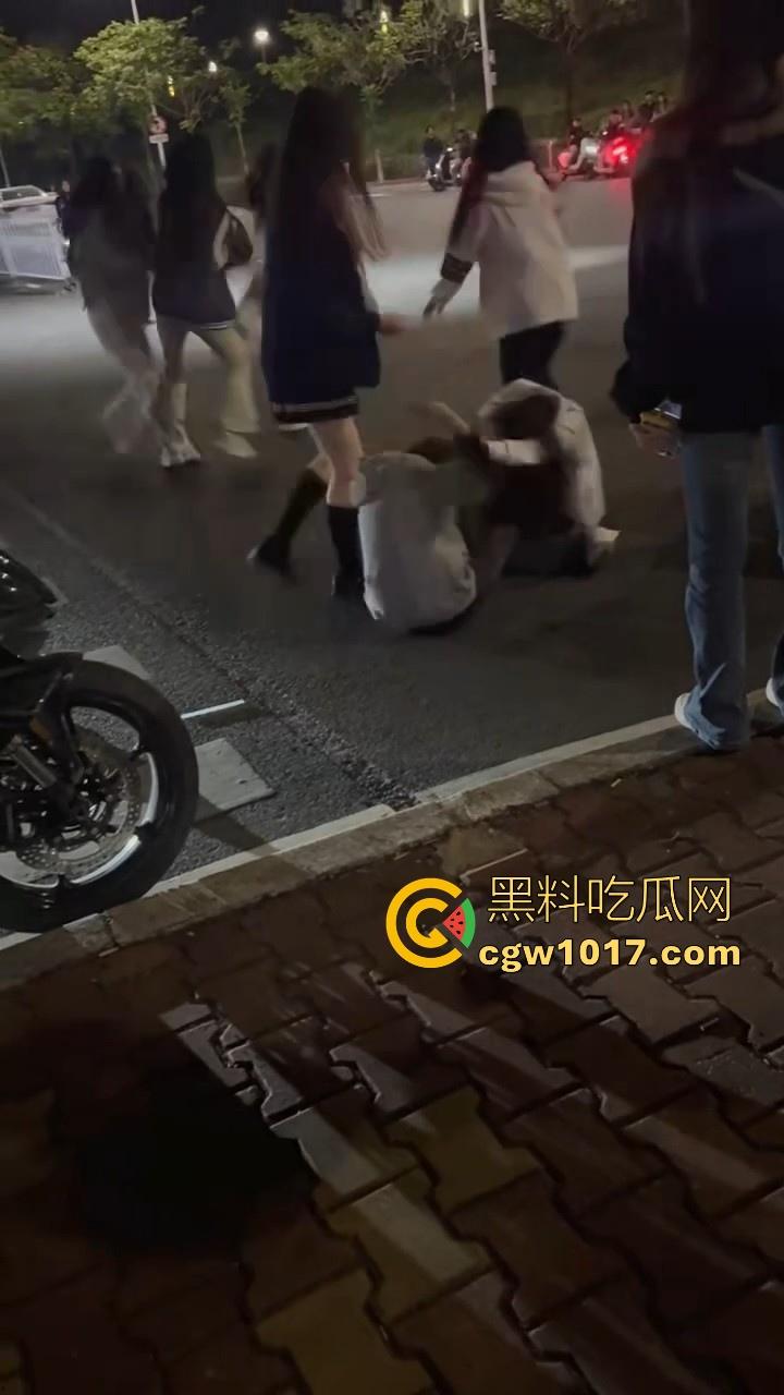 广东潮汕精神小妹街头火拼!多人围殴两人,扯头脚踢肚子跟下体,打得有来有回,好看精神小妹打架观赏性就很足!