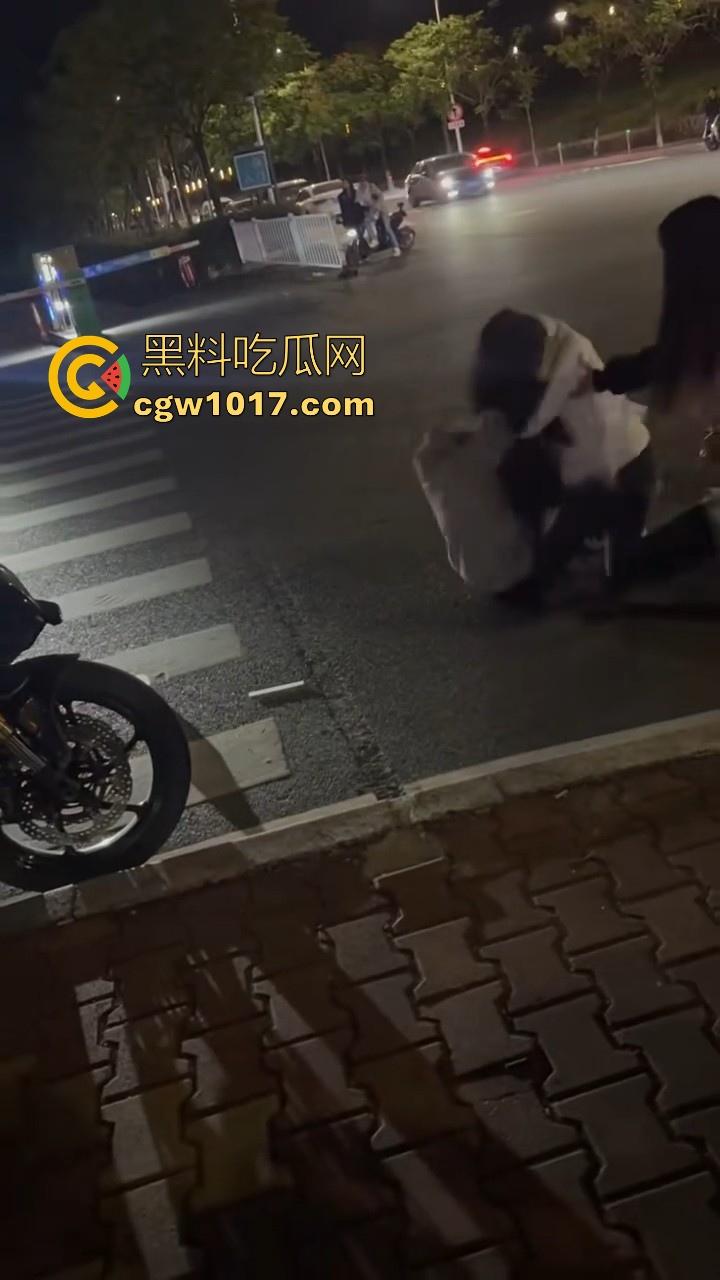 广东潮汕精神小妹街头火拼!多人围殴两人,扯头脚踢肚子跟下体,打得有来有回,好看精神小妹打架观赏性就很足!