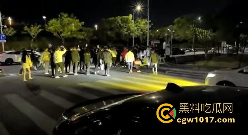 广东潮汕精神小妹街头火拼!多人围殴两人,扯头脚踢肚子跟下体,打得有来有回,好看精神小妹打架观赏性就很足!