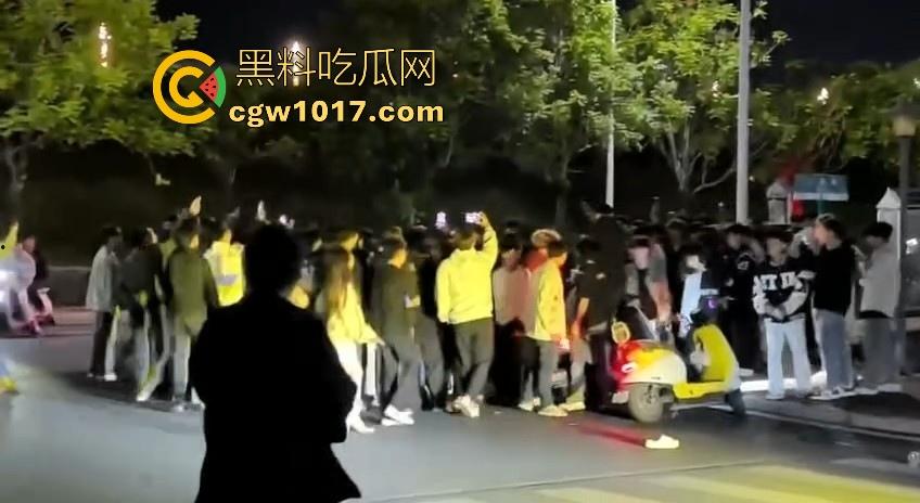 广东潮汕精神小妹街头火拼!多人围殴两人,扯头脚踢肚子跟下体,打得有来有回,好看精神小妹打架观赏性就很足!