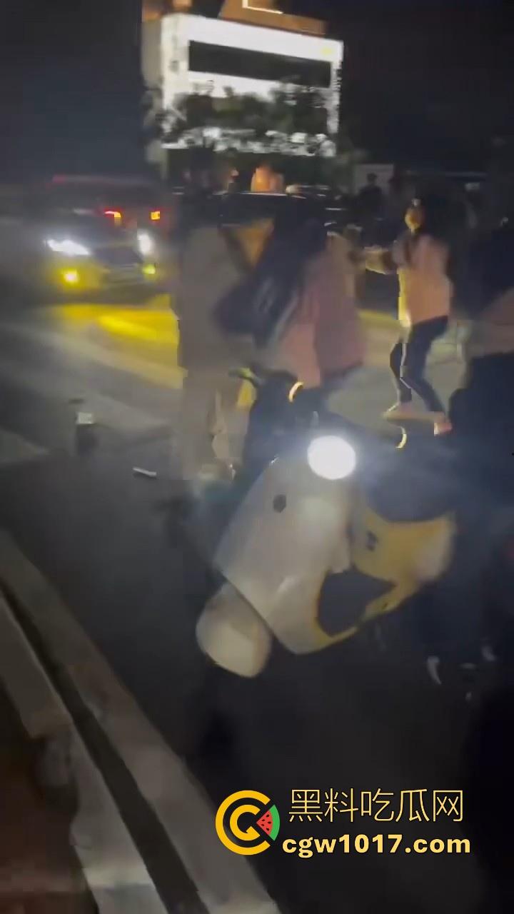 广东潮汕精神小妹街头火拼!多人围殴两人,扯头脚踢肚子跟下体,打得有来有回,好看精神小妹打架观赏性就很足!