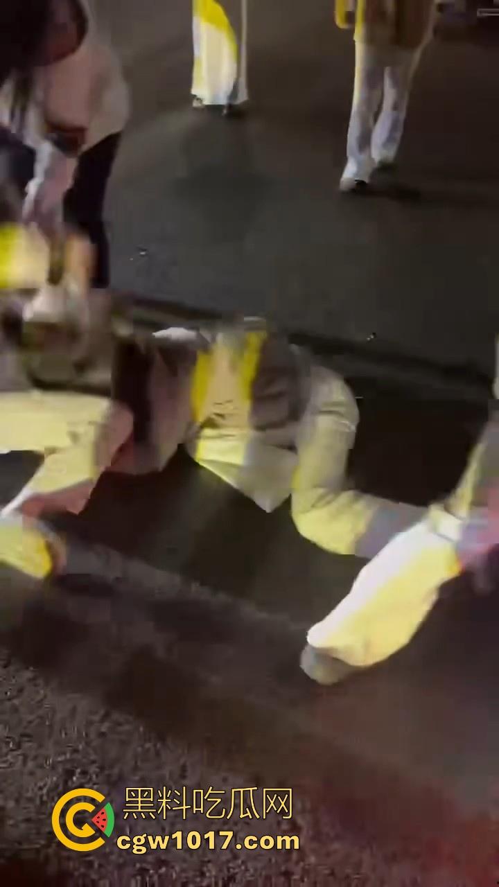 广东潮汕精神小妹街头火拼!多人围殴两人,扯头脚踢肚子跟下体,打得有来有回,好看精神小妹打架观赏性就很足!