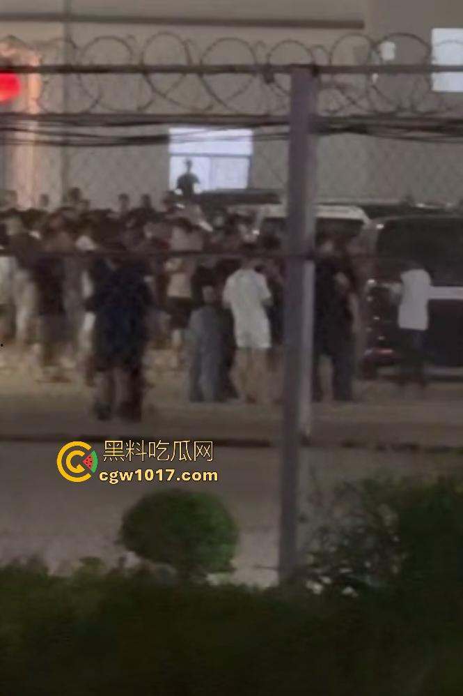 11月13日柬埔寨木牌金星园区大规模猪仔暴动,现场乱成一锅粥还有人开枪,赚不到钱猪仔们都集体起义了?