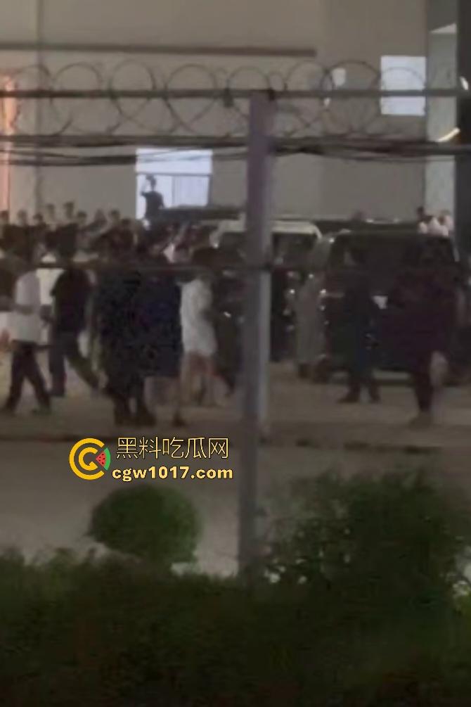 11月13日柬埔寨木牌金星园区大规模猪仔暴动,现场乱成一锅粥还有人开枪,赚不到钱猪仔们都集体起义了?