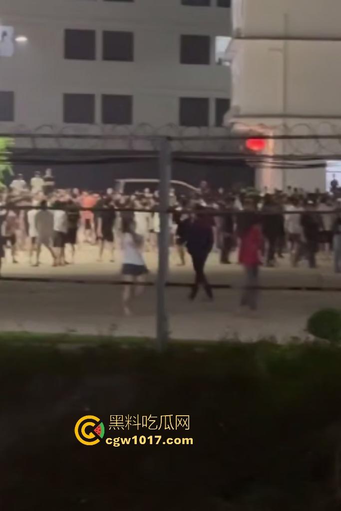 11月13日柬埔寨木牌金星园区大规模猪仔暴动,现场乱成一锅粥还有人开枪,赚不到钱猪仔们都集体起义了?