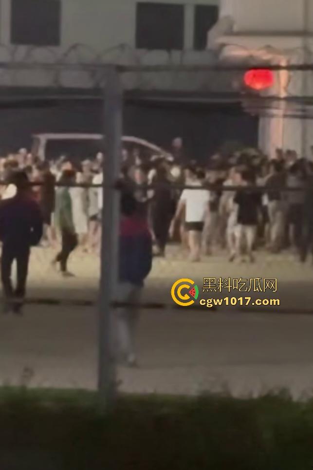 11月13日柬埔寨木牌金星园区大规模猪仔暴动,现场乱成一锅粥还有人开枪,赚不到钱猪仔们都集体起义了?