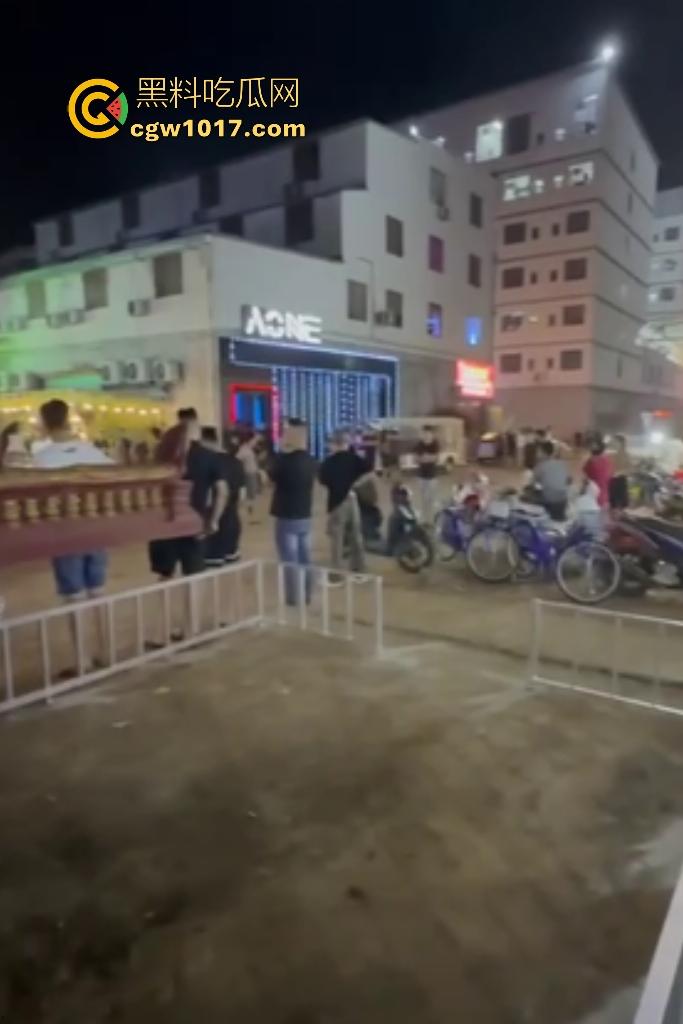 11月13日柬埔寨木牌金星园区大规模猪仔暴动,现场乱成一锅粥还有人开枪,赚不到钱猪仔们都集体起义了?