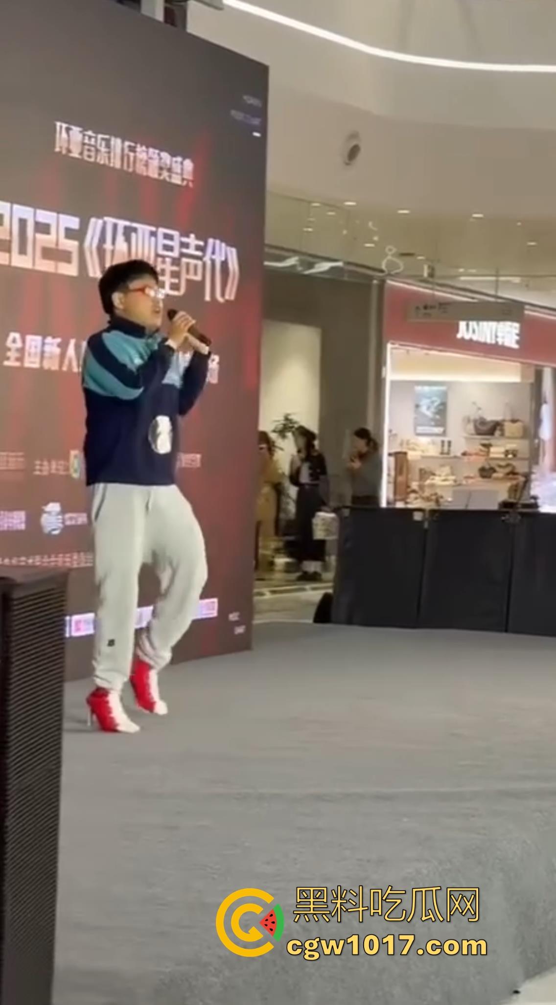 选秀节目再现神人,环亚星声代成都赛区,猛男身穿高跟给你带来【想你的夜】,又是那个挨千刀的把他伤得那么重!