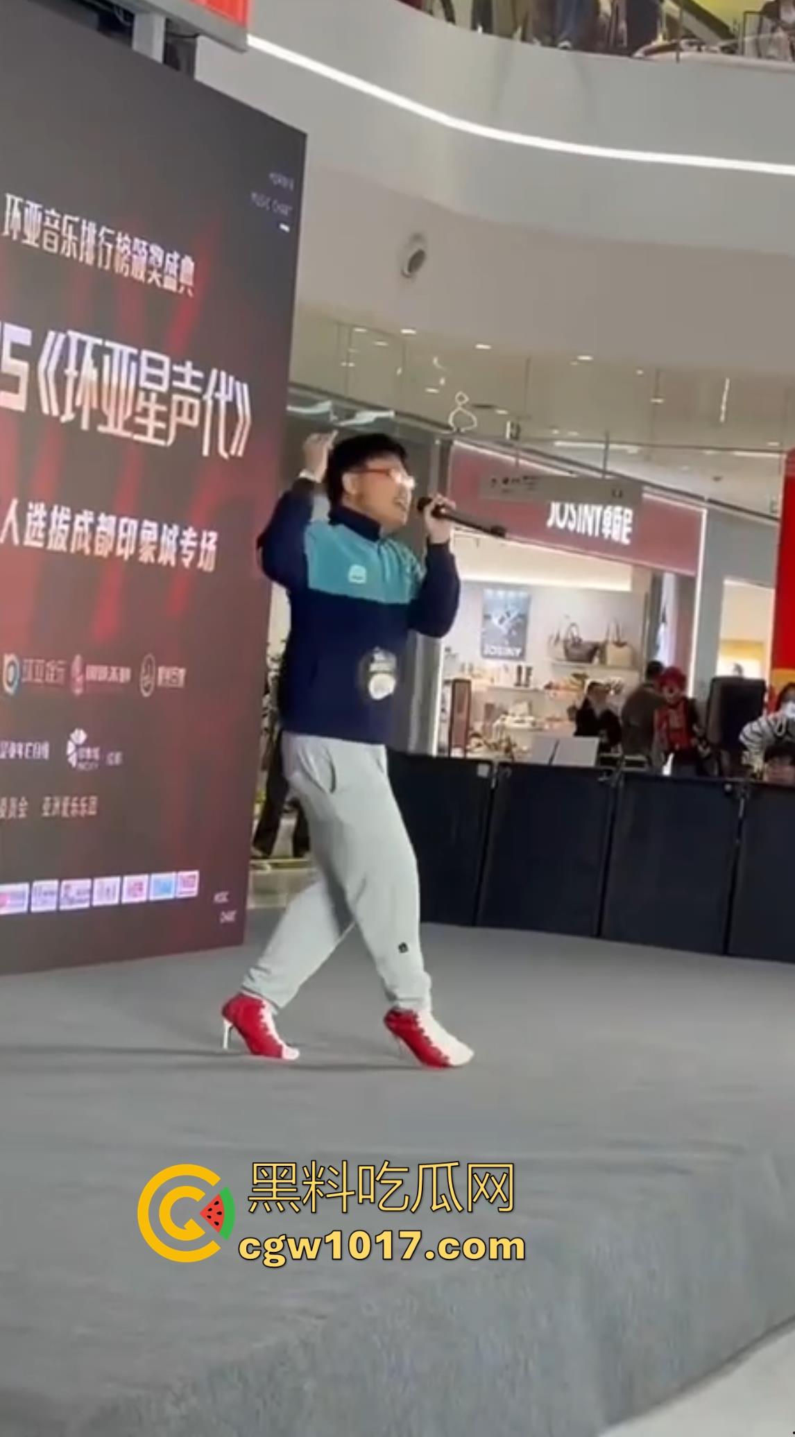 选秀节目再现神人,环亚星声代成都赛区,猛男身穿高跟给你带来【想你的夜】,又是那个挨千刀的把他伤得那么重!