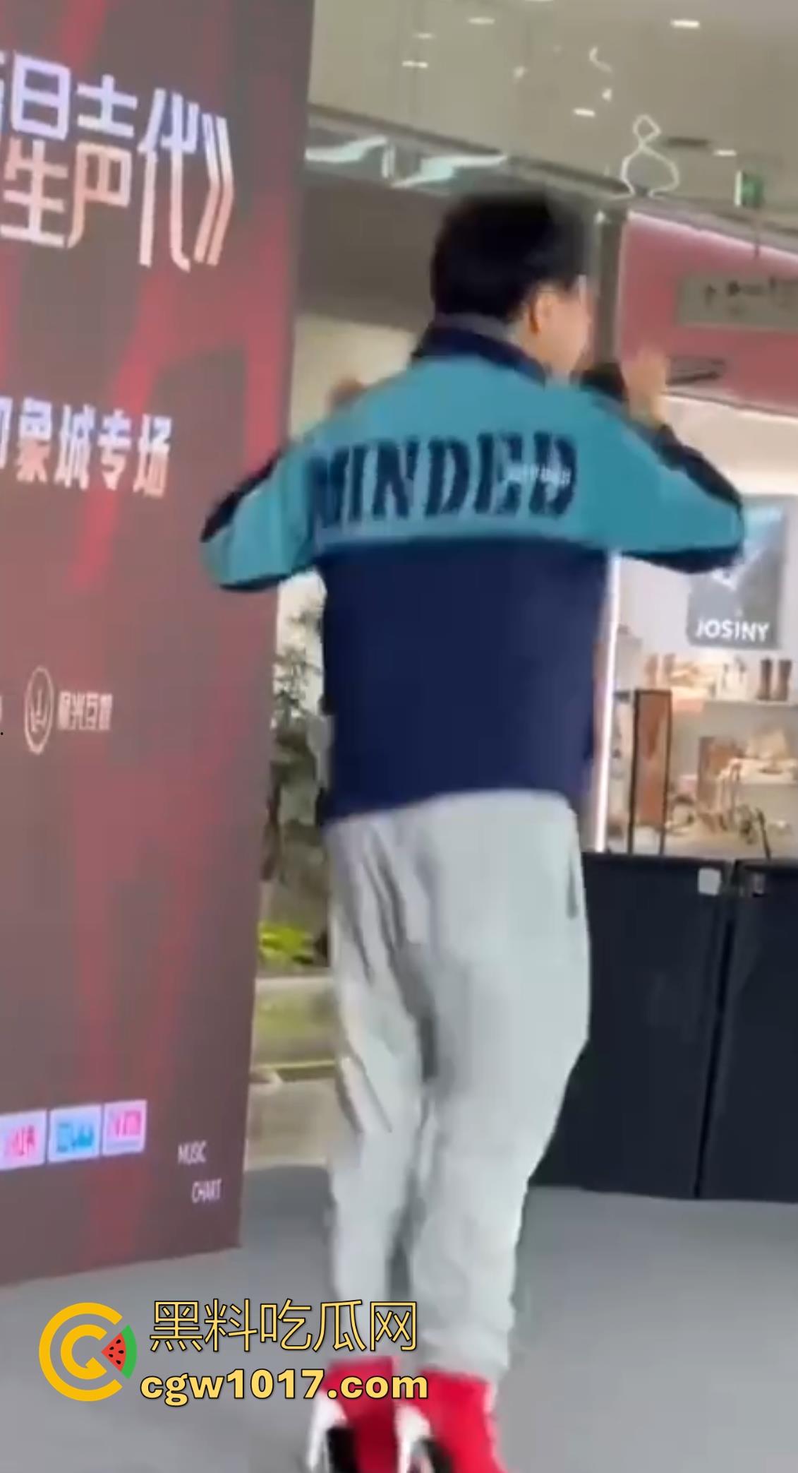 选秀节目再现神人,环亚星声代成都赛区,猛男身穿高跟给你带来【想你的夜】,又是那个挨千刀的把他伤得那么重!