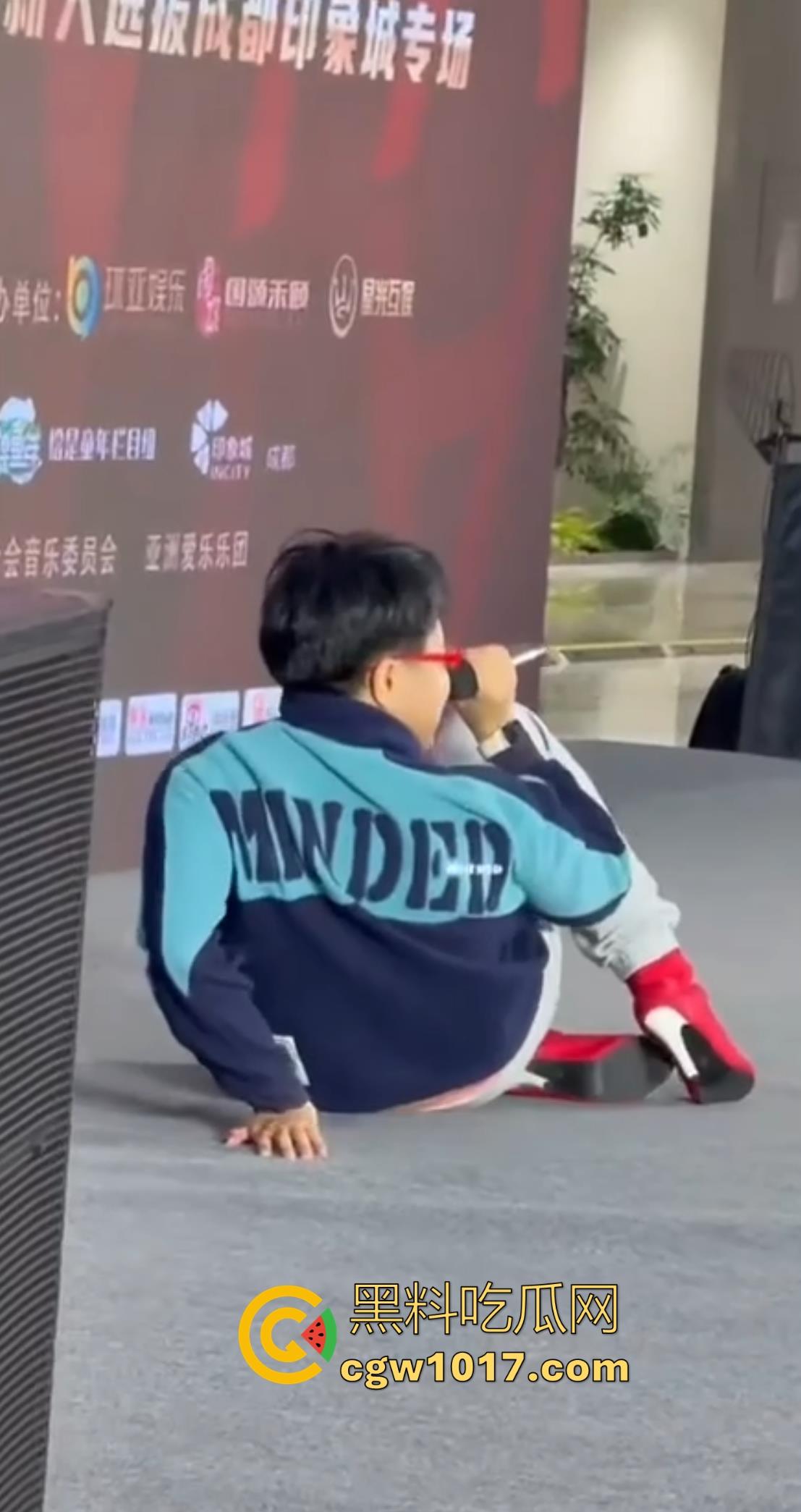 选秀节目再现神人,环亚星声代成都赛区,猛男身穿高跟给你带来【想你的夜】,又是那个挨千刀的把他伤得那么重!