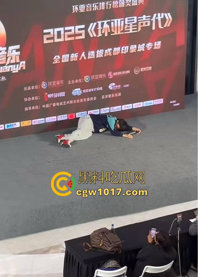 选秀节目再现神人,环亚星声代成都赛区,猛男身穿高跟给你带来【想你的夜】,又是那个挨千刀的把他伤得那么重!