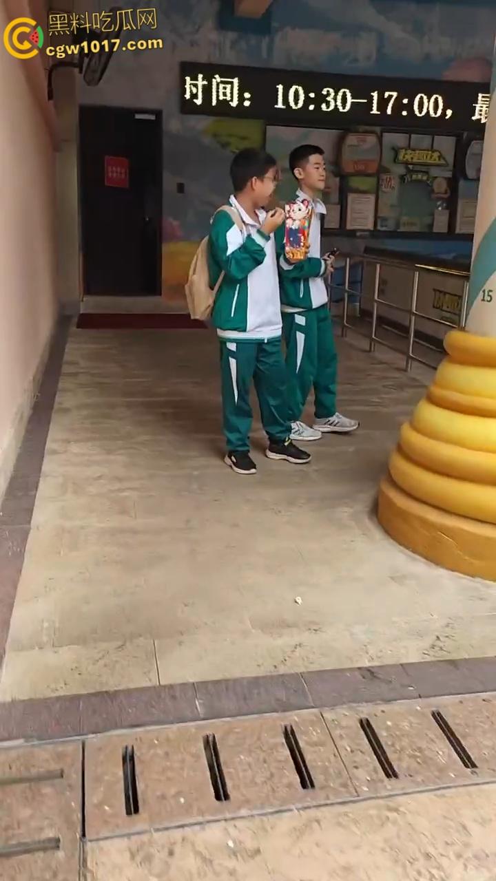 广州长隆野生动物园，长裙美女为狗大闹，不听劝阻当街闹事，怒砸玩具车扔路人，最终被安保人员请出 ！