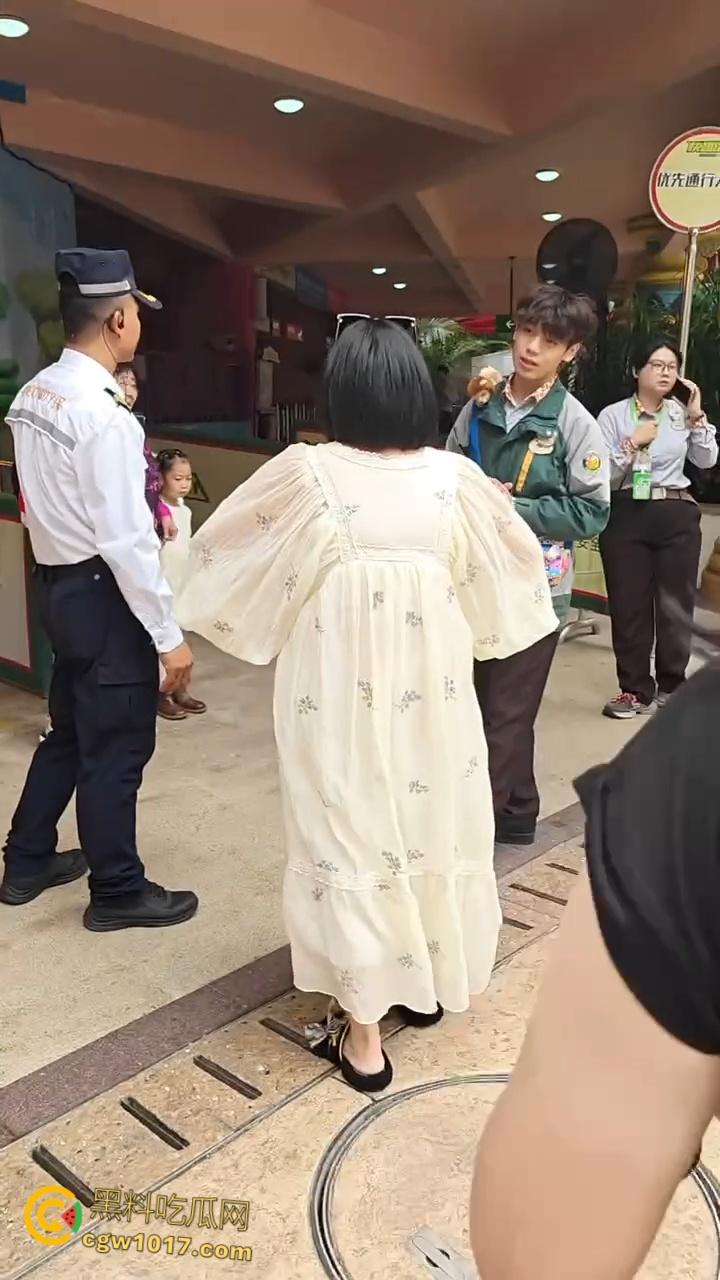 广州长隆野生动物园,长裙美女为狗大闹,不听劝阻当街闹事,怒砸玩具车扔路人,最终被安保人员请出 !