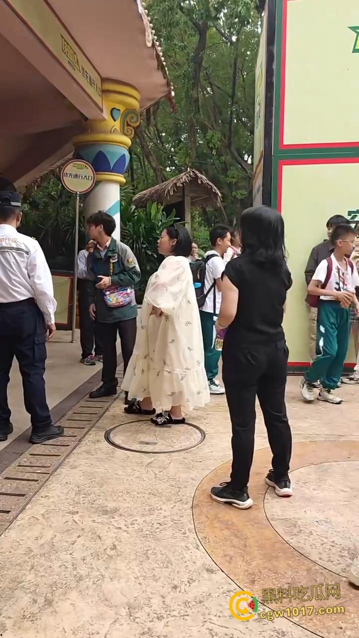 广州长隆野生动物园,长裙美女为狗大闹,不听劝阻当街闹事,怒砸玩具车扔路人,最终被安保人员请出 !
