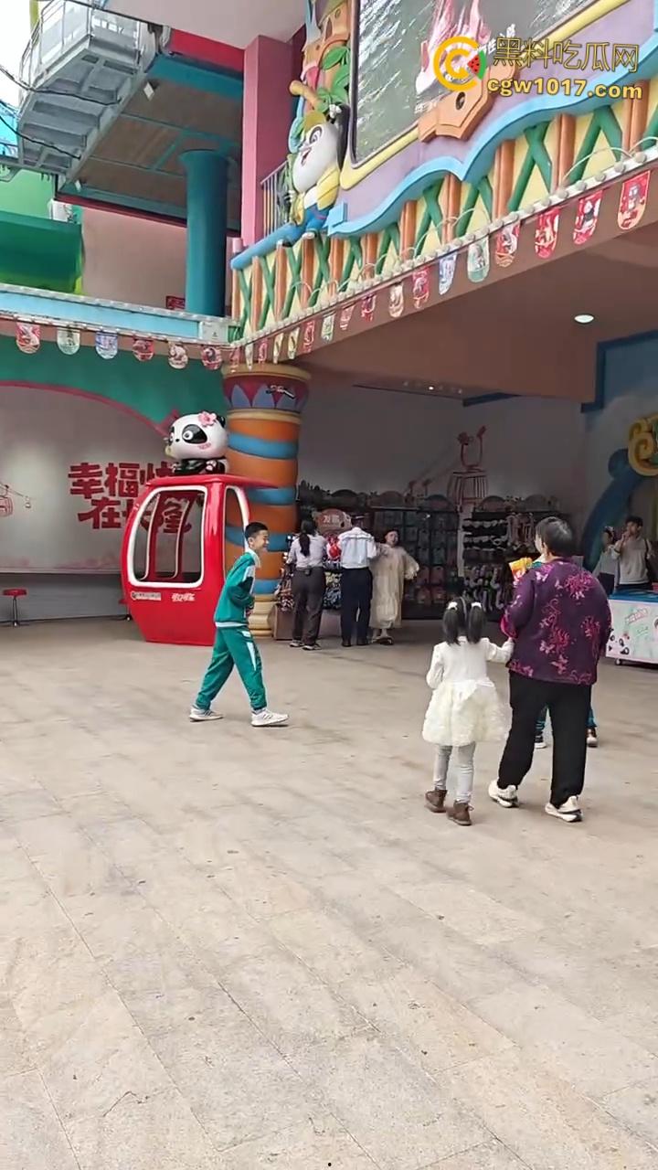 广州长隆野生动物园,长裙美女为狗大闹,不听劝阻当街闹事,怒砸玩具车扔路人,最终被安保人员请出 !