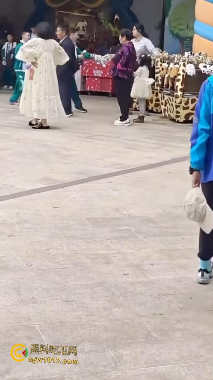 广州长隆野生动物园,长裙美女为狗大闹,不听劝阻当街闹事,怒砸玩具车扔路人,最终被安保人员请出 !