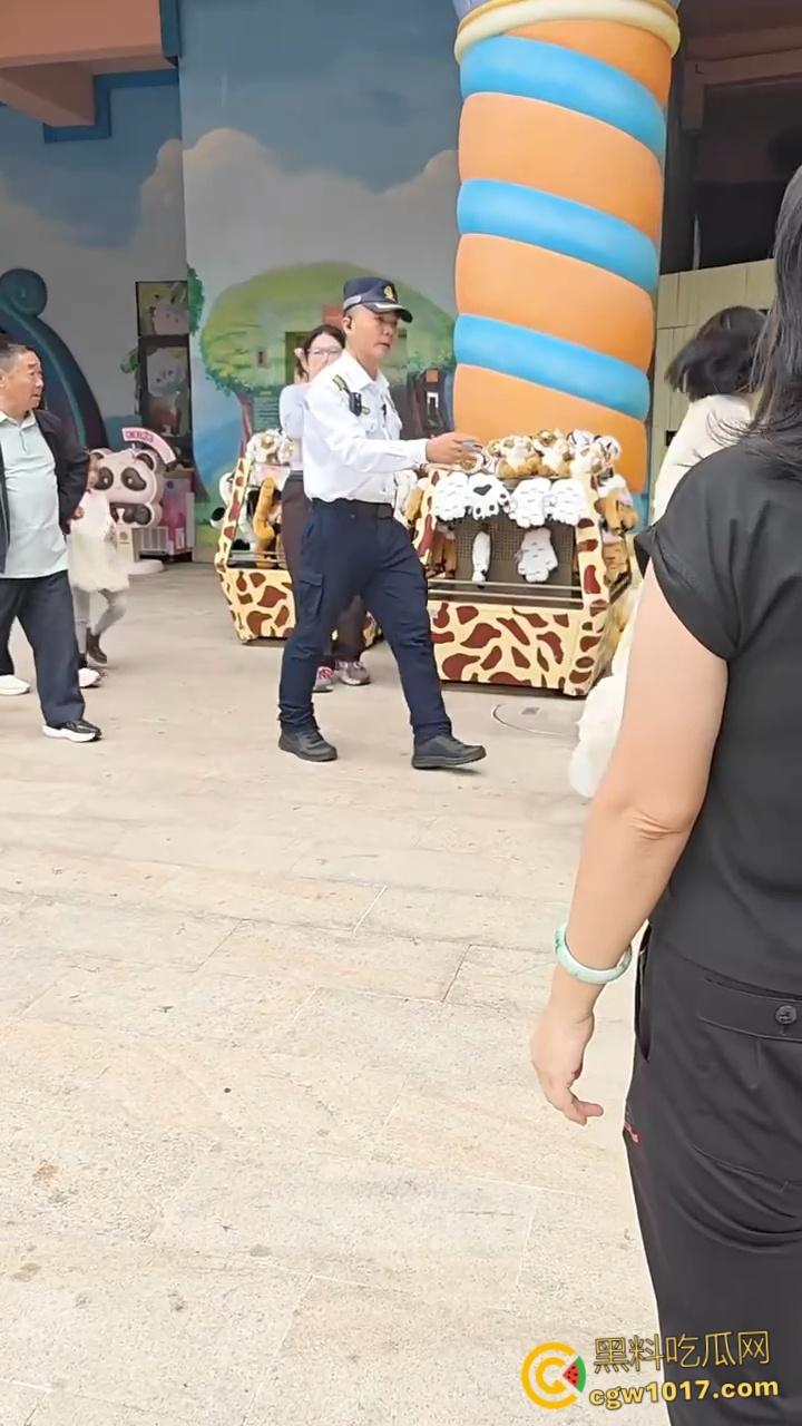 广州长隆野生动物园,长裙美女为狗大闹,不听劝阻当街闹事,怒砸玩具车扔路人,最终被安保人员请出 !