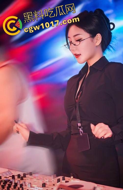 广州夜店女DJ真空打碟!不穿内裤上阵,边打碟边流淫水,收场时还随机挑选忠实听众酒店啪啪,难怪这么酒吧求着她去!