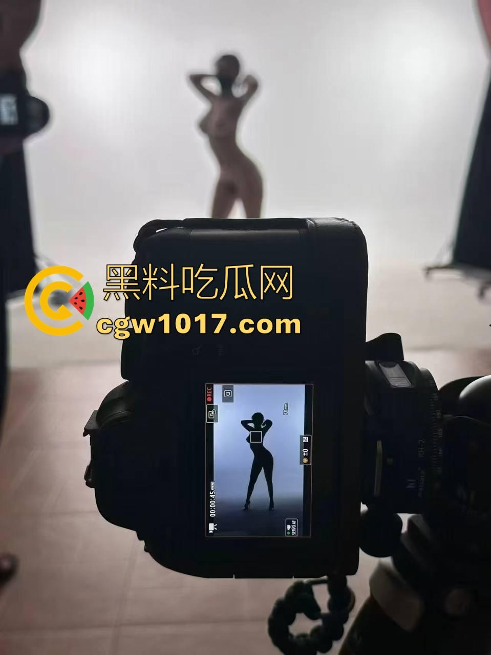 网黄摄影佬日常工作生活状态,拍性感模特私下约有同样爱好的反差尤物,真正吃得好的兄弟,真的不会对外说的!