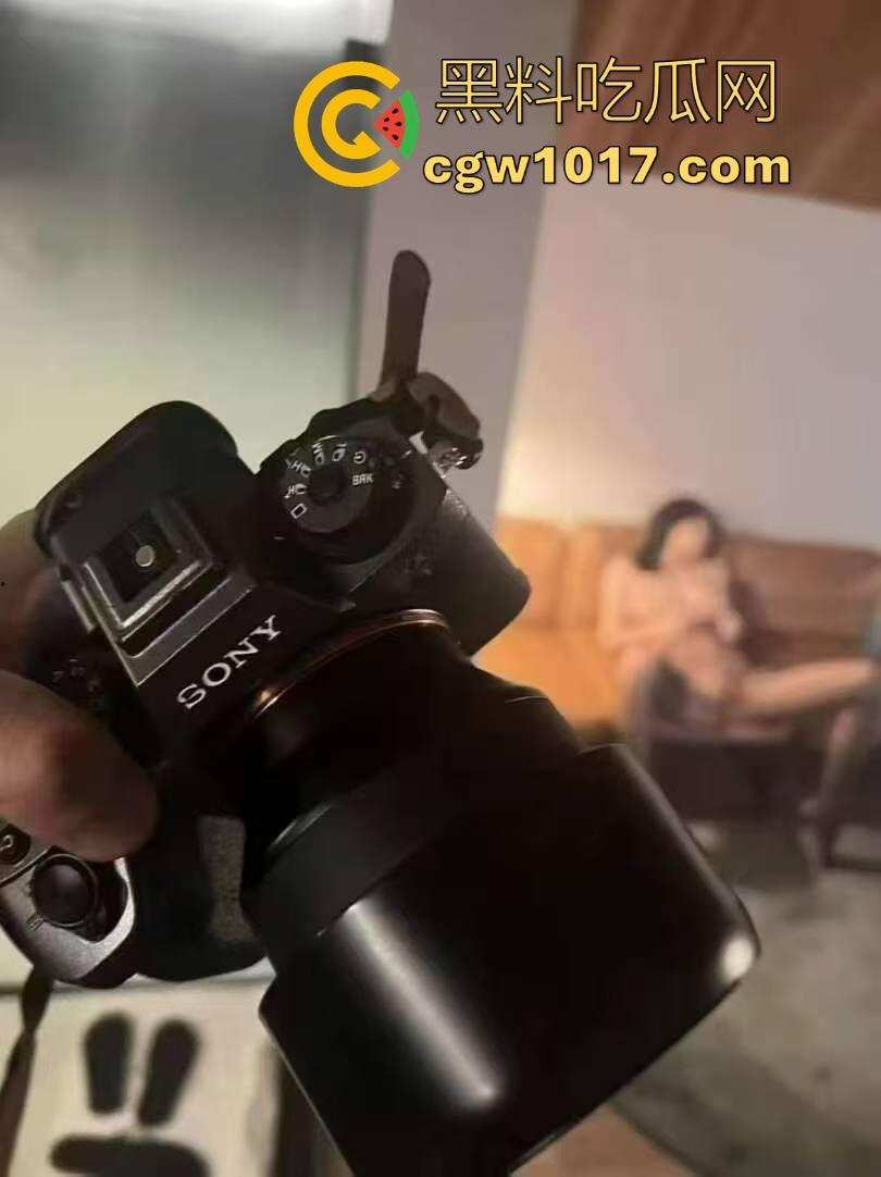 网黄摄影佬日常工作生活状态,拍性感模特私下约有同样爱好的反差尤物,真正吃得好的兄弟,真的不会对外说的!