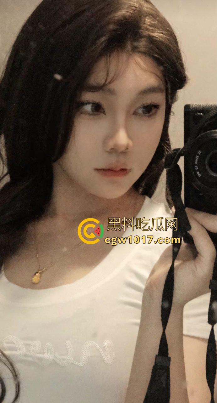 网黄摄影佬日常工作生活状态,拍性感模特私下约有同样爱好的反差尤物,真正吃得好的兄弟,真的不会对外说的!