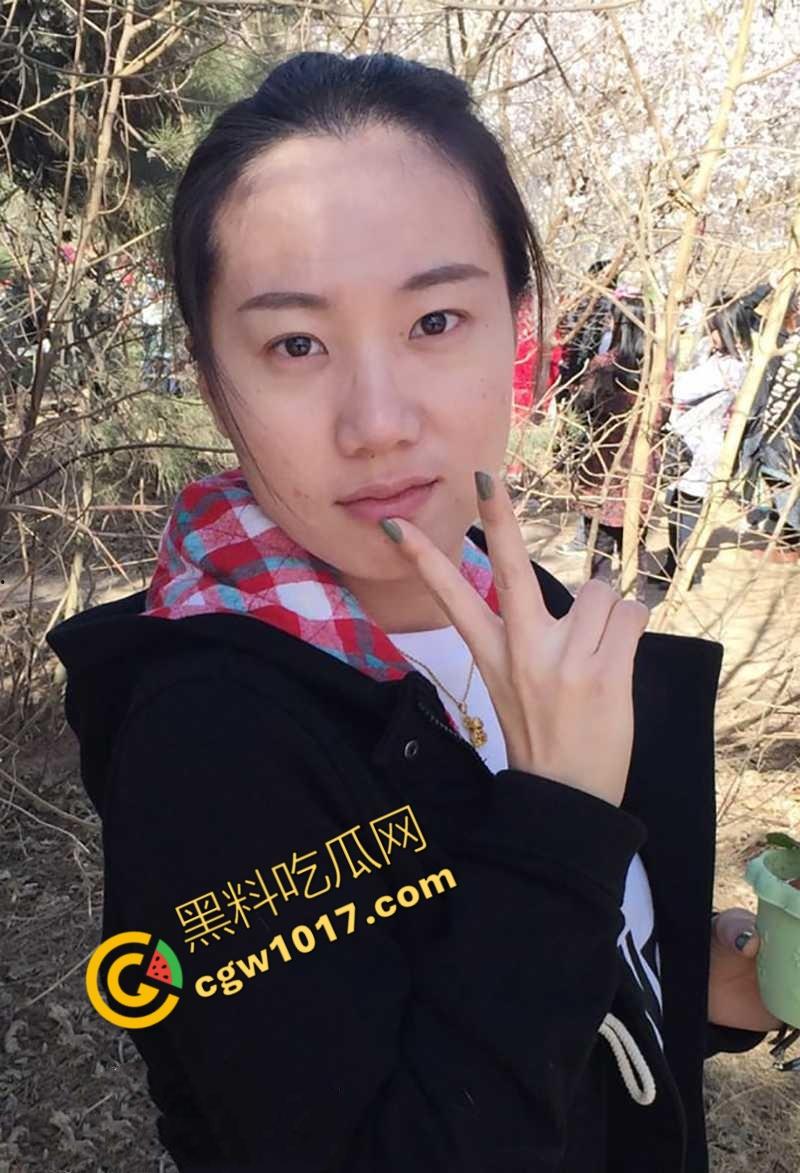 震撼!: 美艳人妻【刘珊】的淫荡云盘大揭秘：奶子弹跳嫩穴淫水直流，裸操同框引群众围观狂欢！