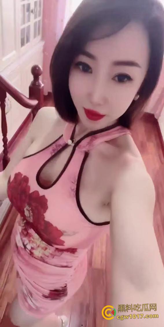 抖音短发少妇【酥酥麻麻】，韵味反差巨乳尤物，与金主一对一风骚揉奶，吊带丝袜抠逼自慰，淫水四溢！