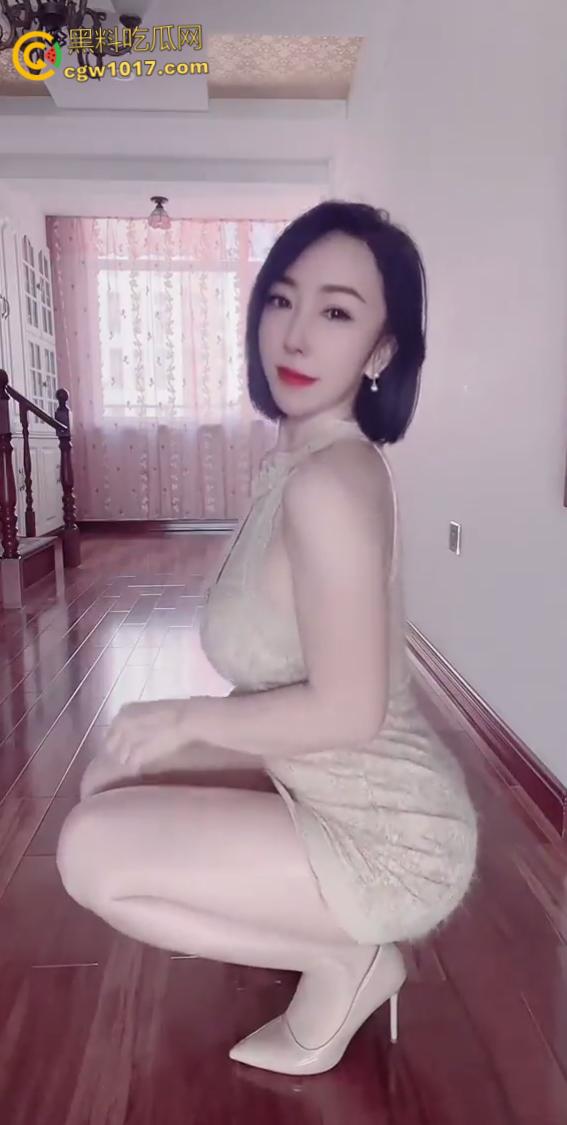 抖音短发少妇【酥酥麻麻】，韵味反差巨乳尤物，与金主一对一风骚揉奶，吊带丝袜抠逼自慰，淫水四溢！