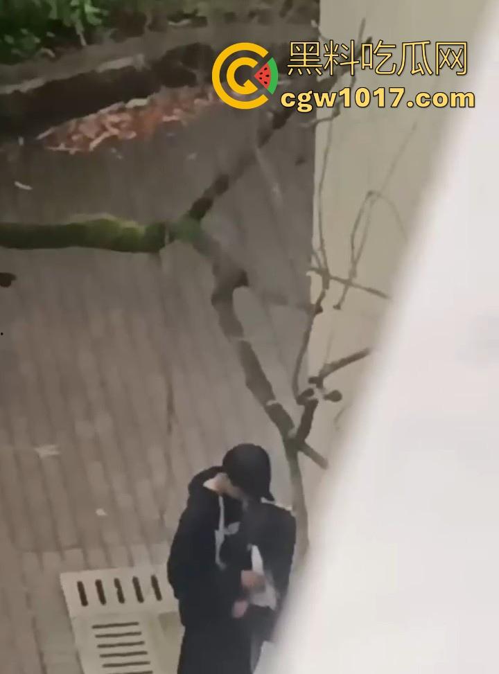 湖南师范大学宿舍角落小情侣偷情,我扣你的逼 你撸我的鸡,激情四射啊!熟悉的角落,熟悉的人,熟悉的动作!