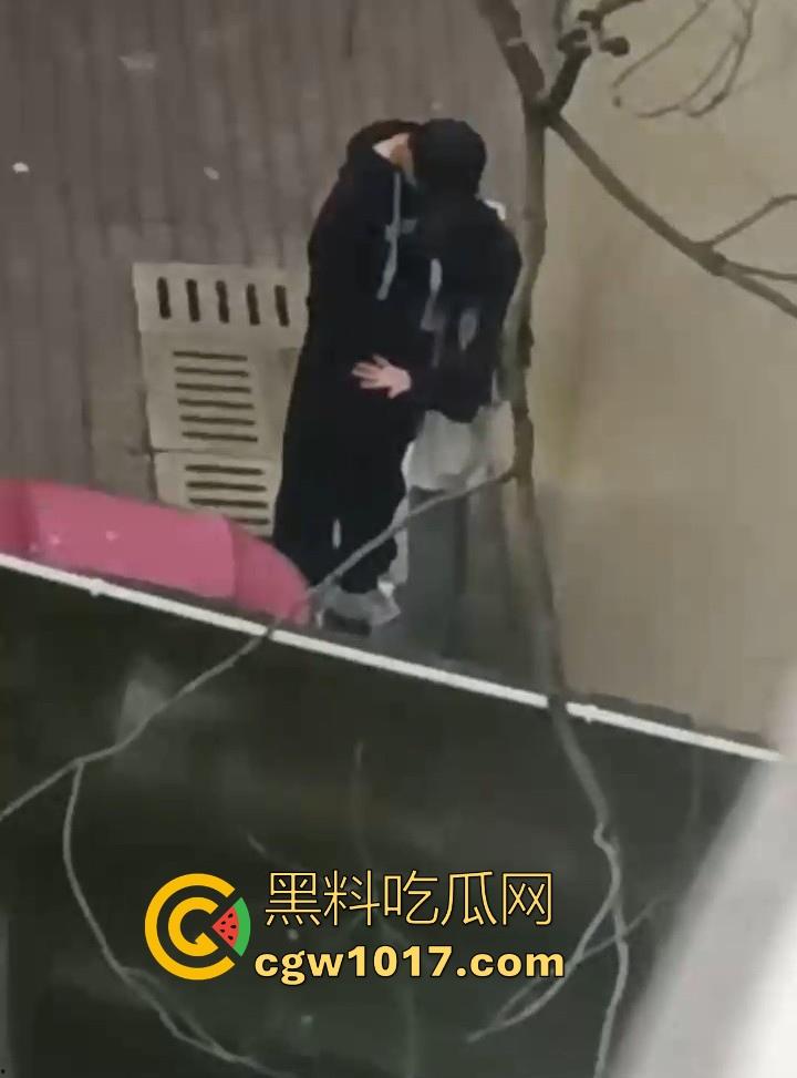 湖南师范大学宿舍角落小情侣偷情,我扣你的逼 你撸我的鸡,激情四射啊!熟悉的角落,熟悉的人,熟悉的动作!