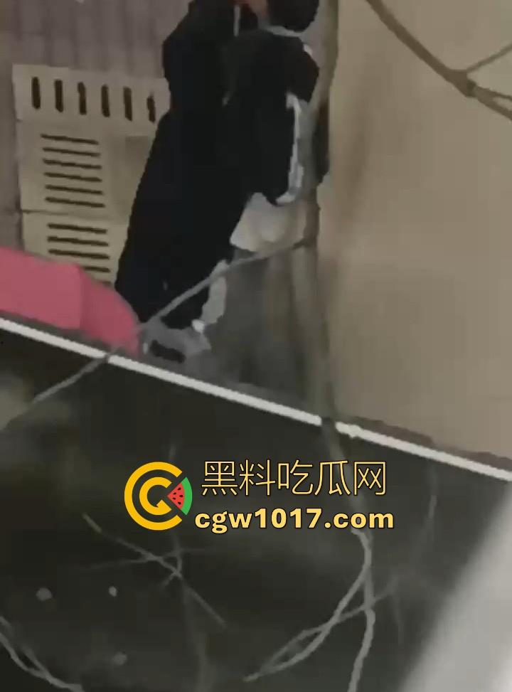 湖南师范大学宿舍角落小情侣偷情,我扣你的逼 你撸我的鸡,激情四射啊!熟悉的角落,熟悉的人,熟悉的动作!