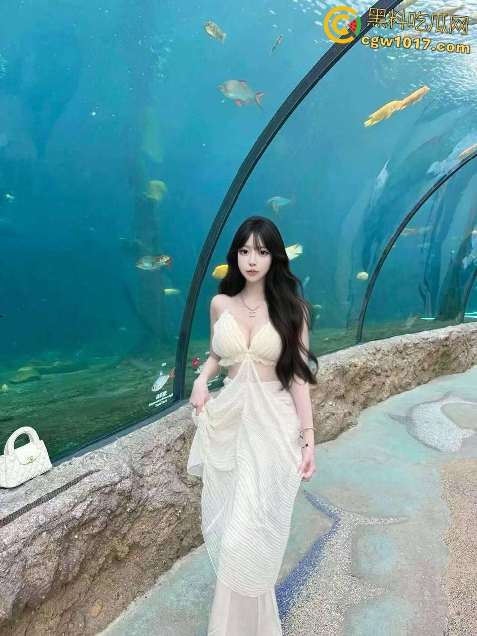 看到姐姐的白丝玉足，饭都不吃了让姐姐帮我口交，把老姐按在桌子上爆操，回到酒店接着口爆颜射！