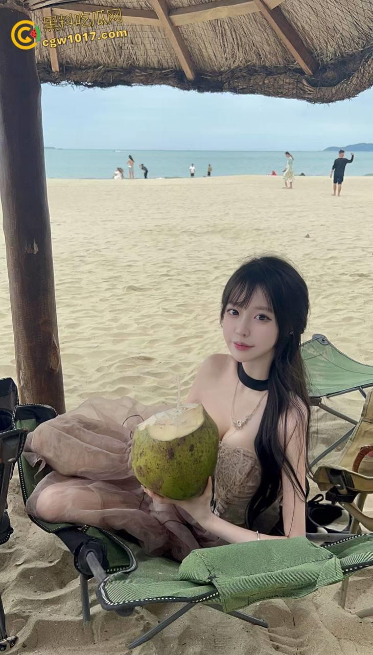 看到姐姐的白丝玉足，饭都不吃了让姐姐帮我口交，把老姐按在桌子上爆操，回到酒店接着口爆颜射！