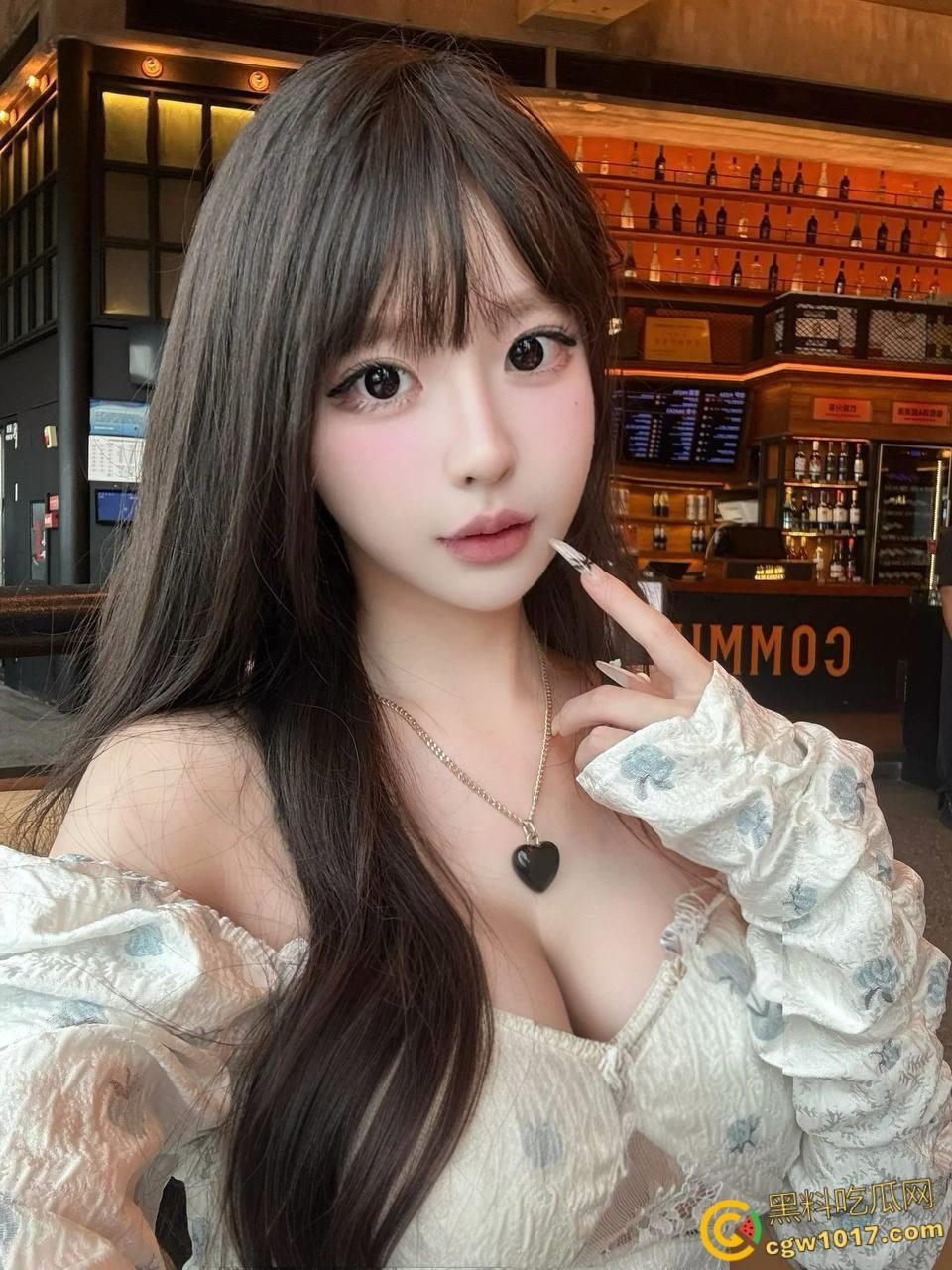 看到姐姐的白丝玉足，饭都不吃了让姐姐帮我口交，把老姐按在桌子上爆操，回到酒店接着口爆颜射！