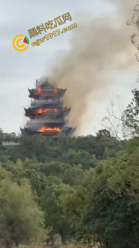 张家港凤凰山火焰翻腾:古寺在烈火中化为飞灰,黑烟滚滚,古建焦黑,无情怒火吞噬文化遗珍,可怕景象令人心碎
