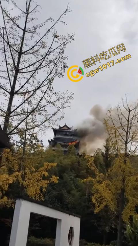 张家港凤凰山火焰翻腾:古寺在烈火中化为飞灰,黑烟滚滚,古建焦黑,无情怒火吞噬文化遗珍,可怕景象令人心碎