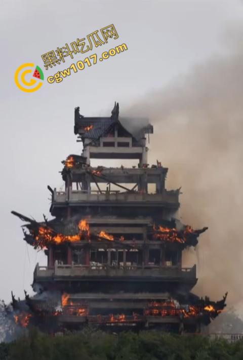 张家港凤凰山火焰翻腾:古寺在烈火中化为飞灰,黑烟滚滚,古建焦黑,无情怒火吞噬文化遗珍,可怕景象令人心碎