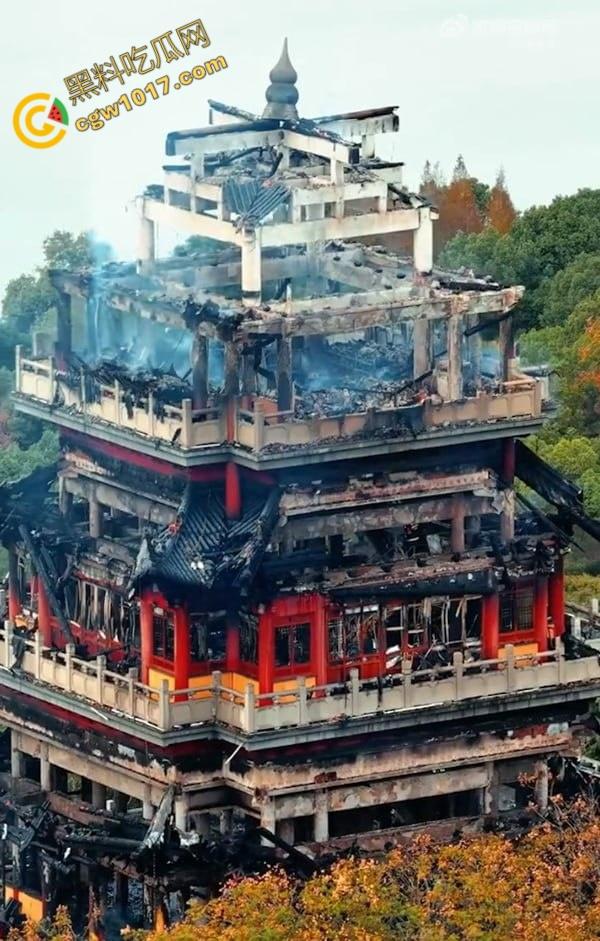张家港凤凰山火焰翻腾:古寺在烈火中化为飞灰,黑烟滚滚,古建焦黑,无情怒火吞噬文化遗珍,可怕景象令人心碎