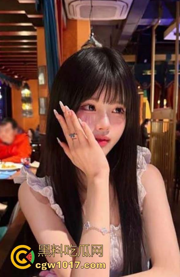 诱骗单纯女儿做爱,多姿势调教女儿嫩逼特写,扇耳光羞辱,我就知道她是个可以调教的抖M炮架!