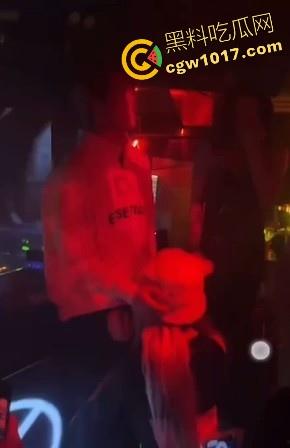 湖南长沙骑士酒吧又玩出新高度,女DJ现场给富二代口交,暴力深喉输出,还当众后入,卧槽玩这么刺激的吗!!