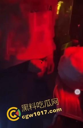 湖南长沙骑士酒吧又玩出新高度,女DJ现场给富二代口交,暴力深喉输出,还当众后入,卧槽玩这么刺激的吗!!