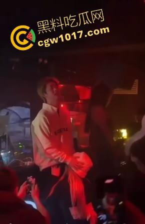 湖南长沙骑士酒吧又玩出新高度，女DJ现场给富二代口交，暴力深喉输出，还当众后入，卧槽玩这么刺激的吗！！