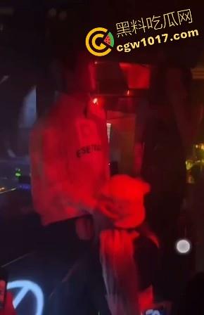 湖南长沙骑士酒吧又玩出新高度，女DJ现场给富二代口交，暴力深喉输出，还当众后入，卧槽玩这么刺激的吗！！